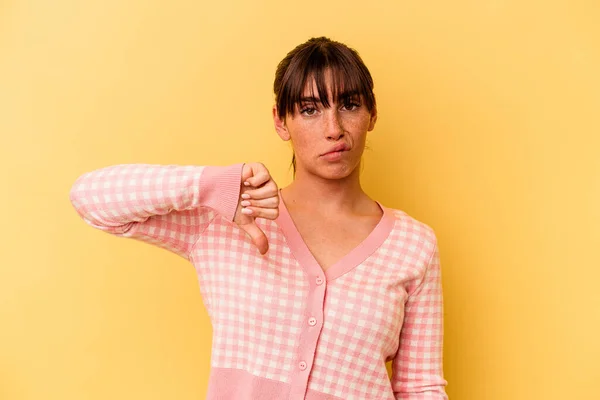 Young Argentinian Woman Isolated Yellow Background Showing Thumb Disappointment Concept — 스톡 사진