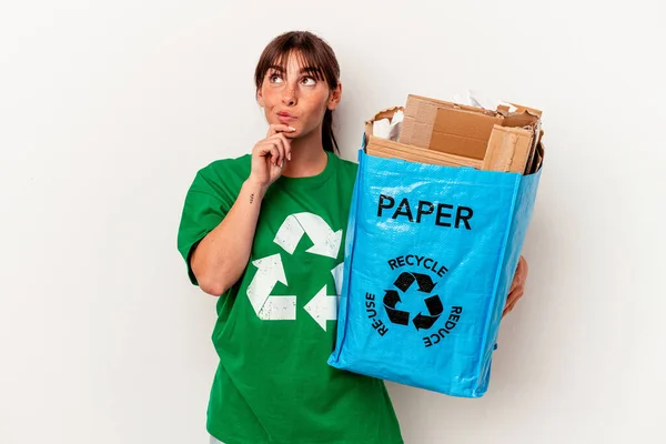 Jeune Femme Argentine Recyclé Papier Isolé Sur Fond Jaune Regardant — Photo