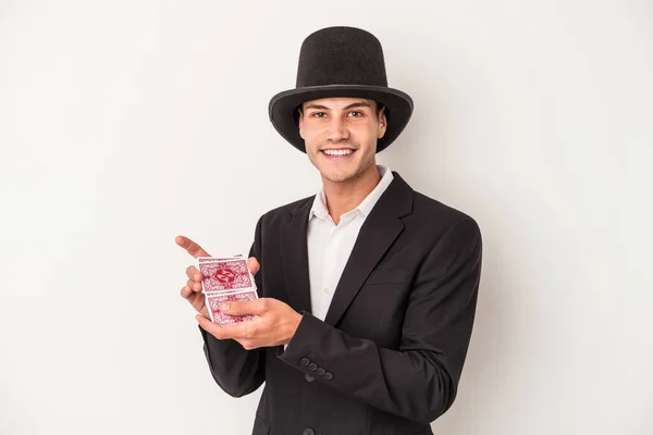 若い魔術師白人男性ホワイトの背景に隔離された魔法のカードを保持 — ストック写真