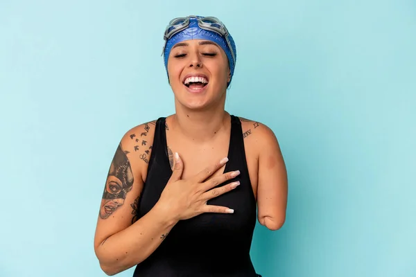 Jonge Zwemmer Blanke Vrouw Met Een Arm Geïsoleerd Blauwe Achtergrond — Stockfoto