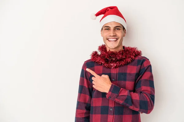 Jovem Caucasiano Celebrando Natal Isolado Fundo Branco Sorrindo Apontando Para — Fotografia de Stock