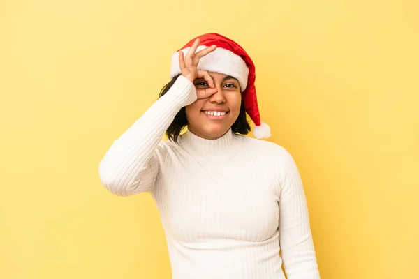 Νεαρή Λατίνα Γυναίκα Γιορτάζει Χριστούγεννα Απομονωμένη Κίτρινο Φόντο Ενθουσιασμένος Κρατώντας — Φωτογραφία Αρχείου