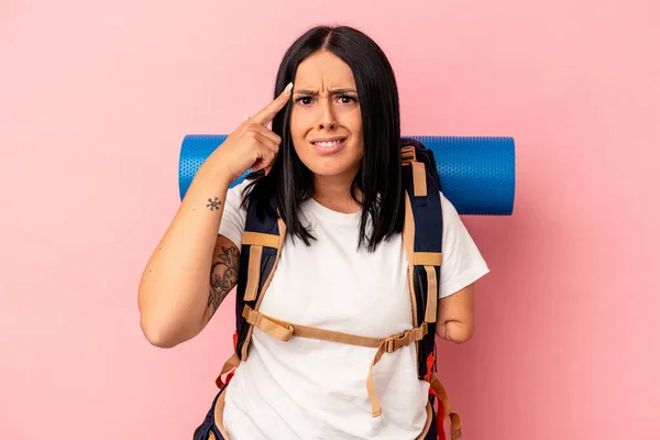 Junge Kaukasische Wanderin Mit Einem Auf Rosa Hintergrund Isolierten Arm — Stockfoto