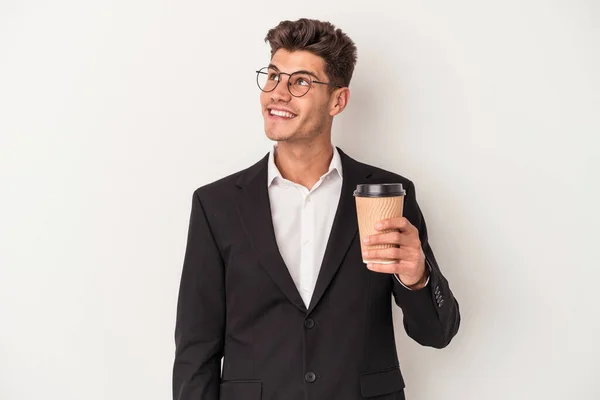 Mladý Podnikatel Kavkazský Muž Drží Odnést Kávu Izolované Bílém Pozadí — Stock fotografie