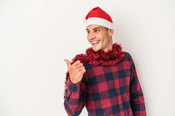 Junger Kaukasischer Mann Feiert Weihnachten Isoliert Auf Weißem Hintergrund Daumen — Stockfoto