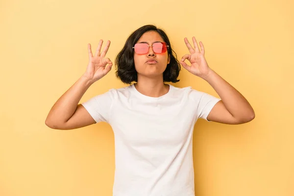 Jovem Mulher Latina Isolada Fundo Amarelo Relaxa Após Dia Trabalho — Fotografia de Stock