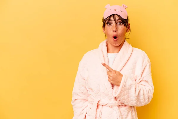 Mujer Argentina Joven Con Pijama Aislado Sobre Fondo Amarillo Apuntando —  Fotos de Stock