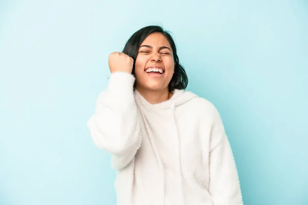 Giovane Donna Latina Isolata Sfondo Blu Che Celebra Una Vittoria — Foto Stock