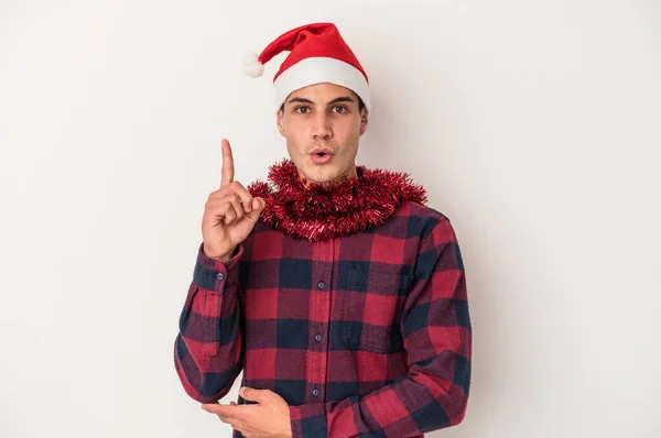Junger Kaukasischer Mann Der Weihnachten Isoliert Auf Weißem Hintergrund Feiert — Stockfoto