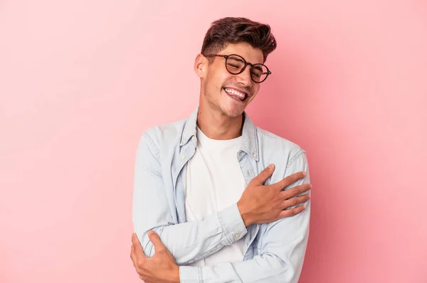 Jovem Caucasiano Isolado Fundo Rosa Rindo Divertindo — Fotografia de Stock