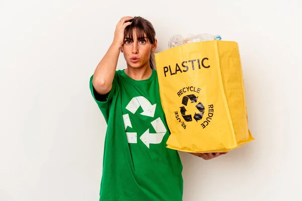 Jeune Argentine Recyclé Plastique Isolé Sur Fond Blanc Étant Choquée — Photo