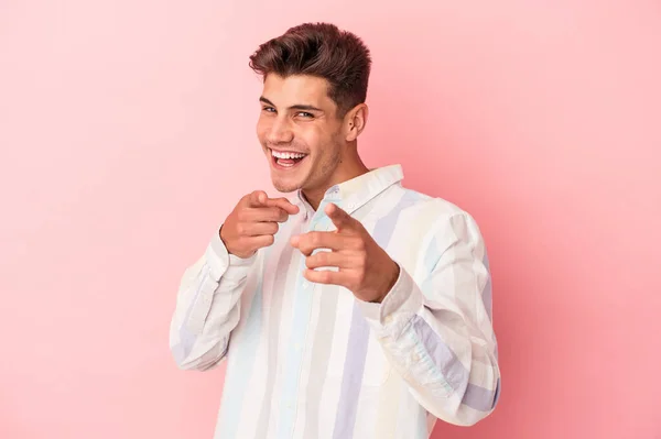 Νεαρός Καυκάσιος Άνδρας Απομονωμένος Ροζ Φόντο Χαρούμενα Χαμόγελα Που Δείχνουν — Φωτογραφία Αρχείου