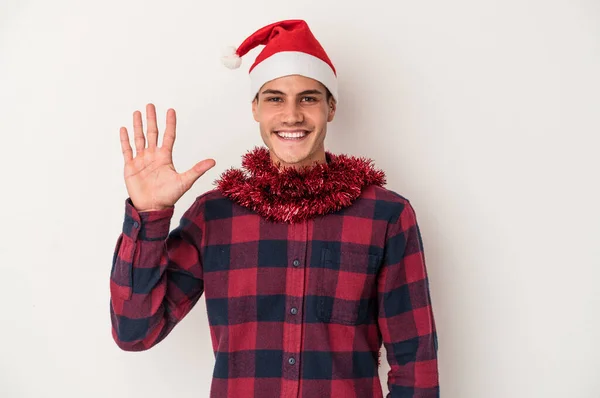 Junger Kaukasischer Mann Feiert Weihnachten Isoliert Auf Weißem Hintergrund Lächelt — Stockfoto