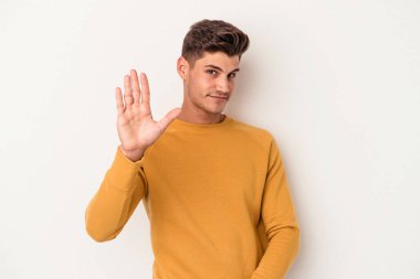 Beyaz arka planda izole edilmiş genç beyaz bir adam tiksinti belirtisi gösteren birini reddediyor..