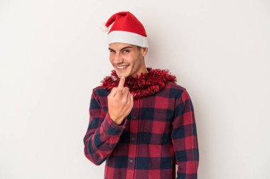 Beyaz arka planda izole edilmiş, Noel 'i kutlayan beyaz bir adam sanki seni davet ediyormuş gibi seni işaret ediyor..