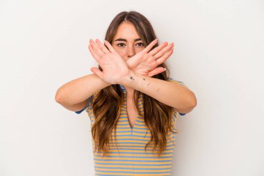 Beyaz arka planda izole edilmiş beyaz bir kadın inkar jesti yapıyor.