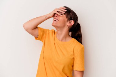 Beyaz arka planda izole edilmiş genç Arjantinli kadın ellerini başının üstünde tutarak neşeyle gülüyor. Mutluluk kavramı.