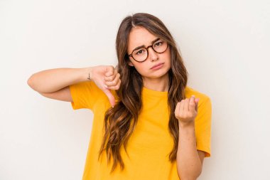 Beyaz arka planda izole edilmiş beyaz bir kadın parasız olduğunu gösteriyor..