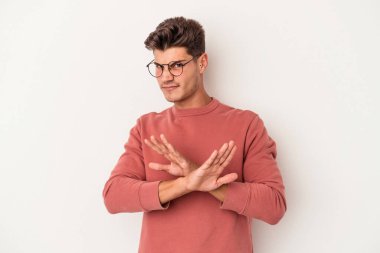 Beyaz arka planda izole genç beyaz adam inkar jesti yapıyor.