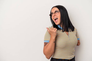 Beyaz arka plan noktalarında tek kollu beyaz bir kadın baş parmak uzakta, gülüyor ve kaygısız..