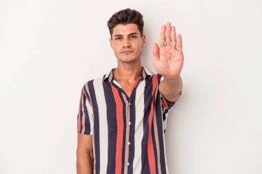 Beyaz arka planda izole edilmiş genç beyaz bir adam elini uzatmış, dur işareti göstererek seni engelliyor..