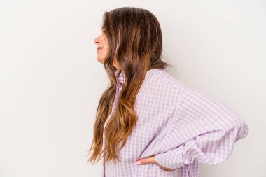 Beyaz arka planda izole edilmiş beyaz bir kadın sırt ağrısı çekiyor..