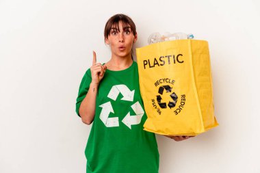Genç Arjantinli kadın plastiği geri dönüşümlü olarak beyaz arka planda izole etti. Harika bir fikri, yaratıcılık kavramı vardı..