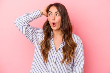 Pembe arka planda izole edilmiş genç beyaz kadın şok geçiriyordu. Önemli bir toplantıyı hatırladı..