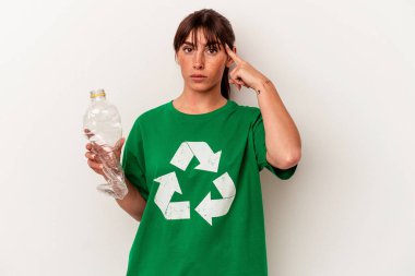 Genç Arjantinli kadın, beyaz arka planda izole edilmiş geri dönüştürülmüş plastik.