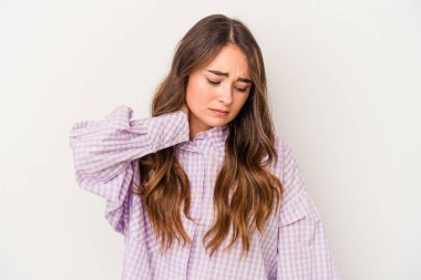 Beyaz arka planda izole edilmiş genç beyaz kadın stresten dolayı boynu ağrıyor, masaj yapıyor ve elle dokunuyor..