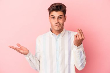 Pembe arka planda izole edilmiş genç beyaz adam, kadının hiç parası olmadığını gösteriyor..