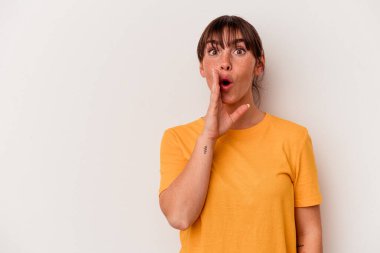 Beyaz arka planda izole edilmiş genç Arjantinli kadın gizli bir sıcak fren haberi veriyor ve yan tarafa bakıyor.