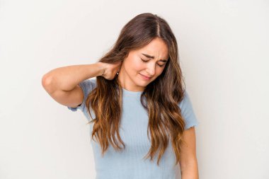 Beyaz arka planda izole edilmiş genç beyaz bir kadın sabit yaşam tarzından dolayı boyun ağrısı çekiyor..