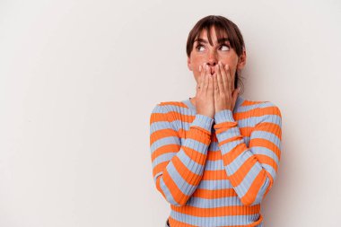 Arjantinli genç bir kadın beyaz arka planda izole edilmiş. Düşünceli bir şekilde bir fotokopi odasına bakıyor. Ağzını eliyle kapatıyor..