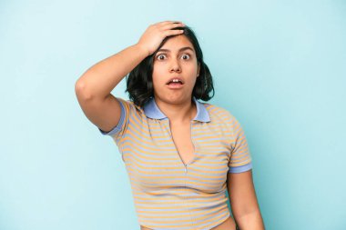 Mavi arka planda soyutlanmış genç Latin bir kadın şok geçiriyordu. Önemli bir buluşmayı hatırladı..