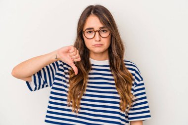 Beyaz arka planda izole edilmiş, hoşlanmadığı bir hareket gösteren beyaz bir kadın. Anlaşmazlık konsepti.