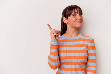 Beyaz arka planda izole edilmiş genç Arjantinli kadın bir numarayı parmağıyla gösteriyor..