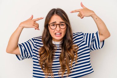 Beyaz arka planda izole edilmiş beyaz bir kadın işaret parmağıyla hayal kırıklığı jesti yapıyor..