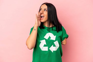 Bir kolu geri dönüşümlü atık olan beyaz bir kadın pembe arka planda izole edilmiş bağırıyor ve avuç içini açık tutuyordu..