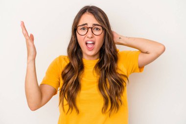 Beyaz arka planda izole edilmiş beyaz bir kadın öfkeyle çığlık atıyor..