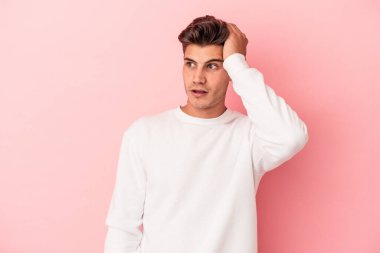 Pembe arka planda izole edilmiş genç beyaz adam şok geçiriyordu, önemli bir buluşmayı hatırladı..