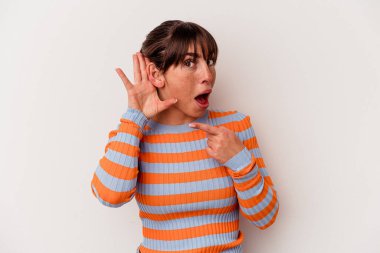 Arjantinli genç bir kadın beyaz arka planda bir dedikoduyu dinlemeye çalışıyor..