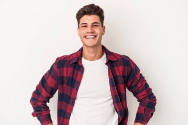 Beyaz arka planda izole edilmiş beyaz bir adam. Kendine güveniyor. Kalçaları tutuyor..