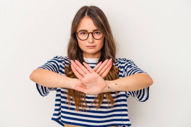 Beyaz arka planda izole edilmiş genç beyaz bir kadın elini uzatmış, dur işareti göstererek seni engelliyor..