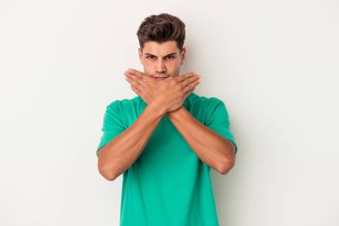 Beyaz arka planda izole genç beyaz adam inkar jesti yapıyor.