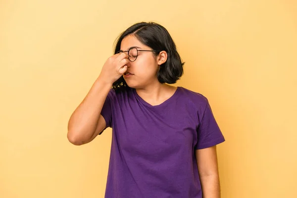 Young Latin Woman Isolated Yellow Background Having Head Ache Touching — Stock Photo, Image