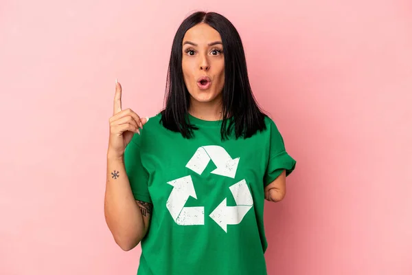 年轻的高加索女人 一只手回收废物 与粉色背景隔离 有一些伟大的想法 创意的概念 — 图库照片