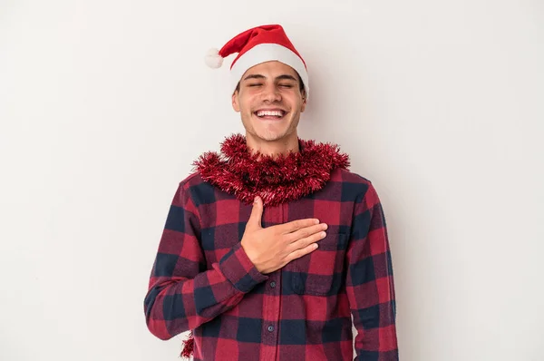 年轻的高加索人在白色背景下庆祝圣诞节 大声笑着把手放在胸前 — 图库照片
