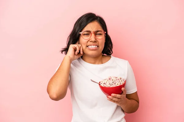 Jonge Latijn Vrouw Houden Granen Geïsoleerd Roze Achtergrond Bedekken Oren — Stockfoto