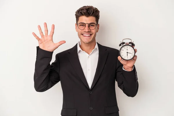 Joven Hombre Caucásico Negocios Sosteniendo Reloj Despertador Aislado Sobre Fondo — Foto de Stock